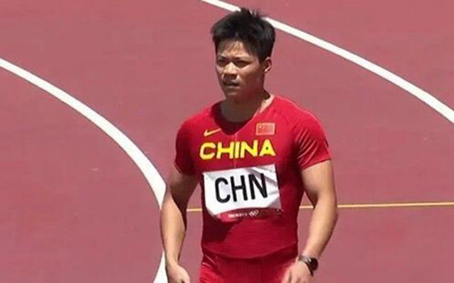 散发魅力的小姐
