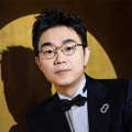 拍马屁的小伙子